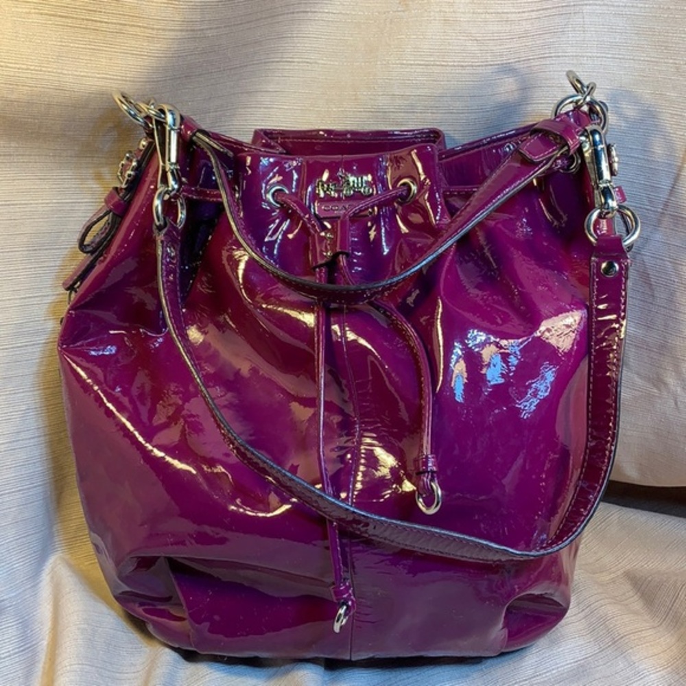 Coach drawstring/bucket shoulder w/removable strap
